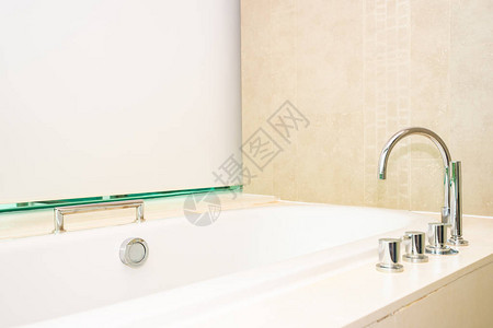 美丽的奢华豪和干净的白色浴缸图片