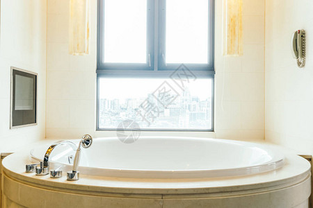 美丽奢华豪的白色浴缸图片