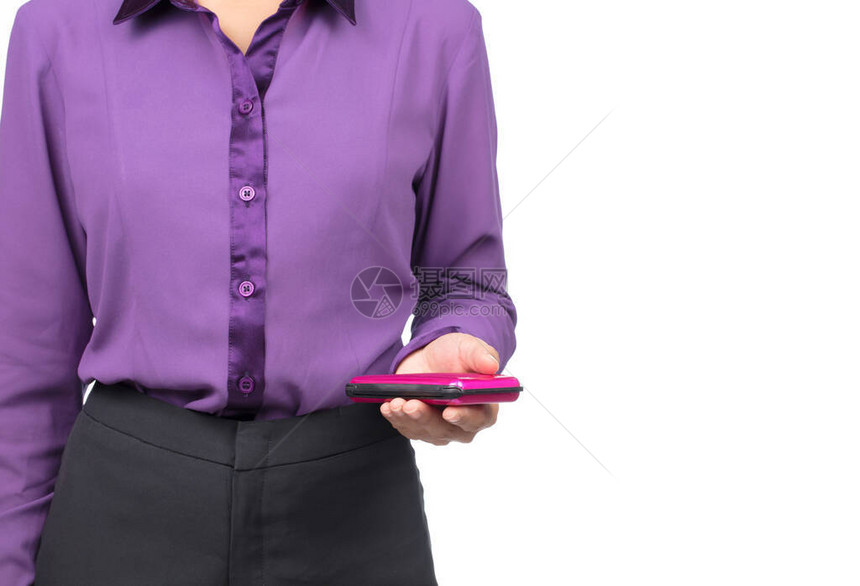 穿着紫色衬衫的漂亮女人拿着金属卡片盒孤立在图片