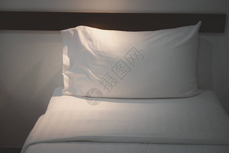 旅馆房间的白床和枕头舒图片