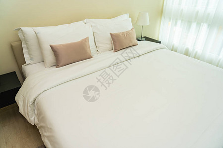 睡床上的白色舒适枕头图片