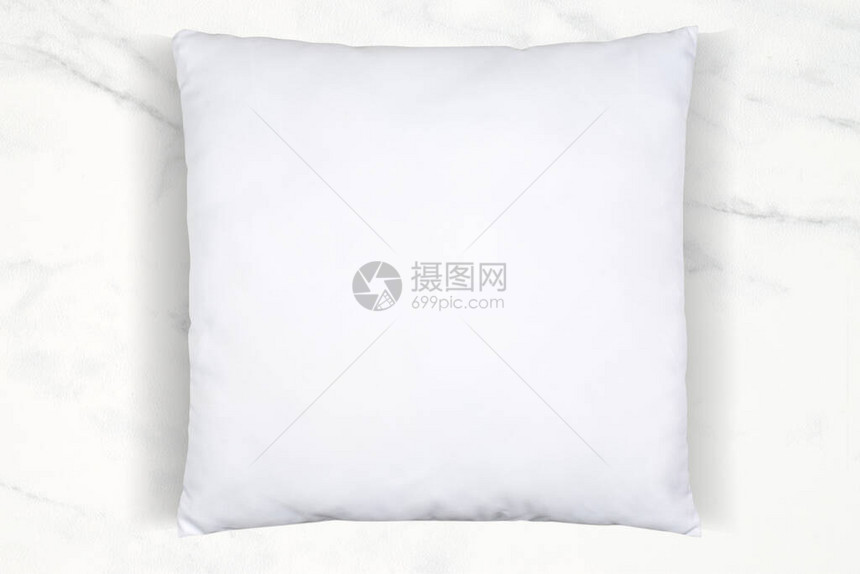 柔软的白色抱枕在豪华的白色大理石背景上令人不寒而栗有足够的空间将您自己的设计添加到这图片