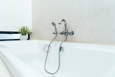 美丽的奢华豪白色浴缸装饰浴室图片