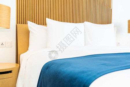 在卧室内的床垫装饰上美丽的舒适枕头图片