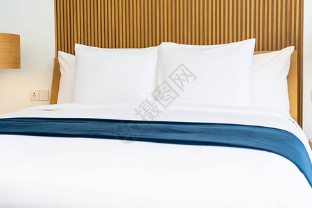 在卧室内的床垫装饰上美丽的舒适枕头图片