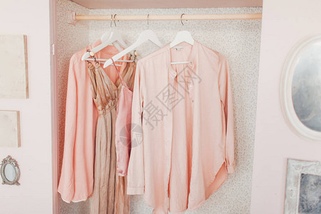 木制粉色女装衣橱图片