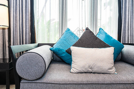 在客厅区域内部的沙发床上装饰美丽舒适的枕头图片