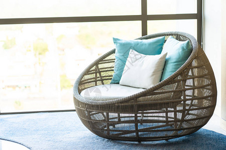 客厅室内沙发椅装饰上的舒适枕头图片