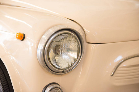 旧古董车展的复古车头灯图片