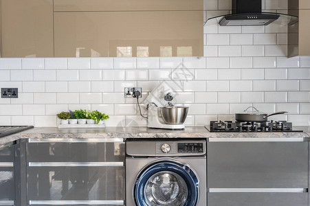 设计完善的现代灰色蜜蜂和白色厨房图片