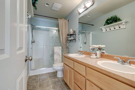 浅蓝色浴室配有简单的木图片