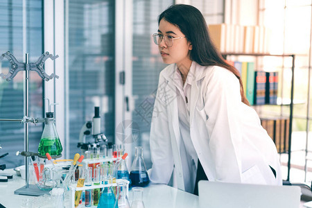 亚洲科学家在科学室的肖像背景图片