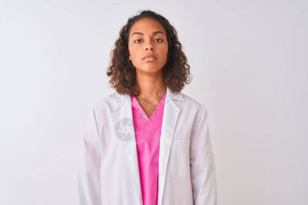 穿着大衣的年轻巴西女医生站在孤立的白色背景上图片