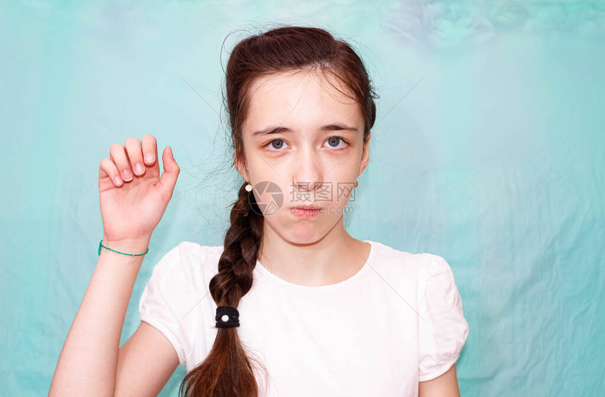 一个留着长辫子的女孩用手聋哑人的手语展示字母C中等计划图片