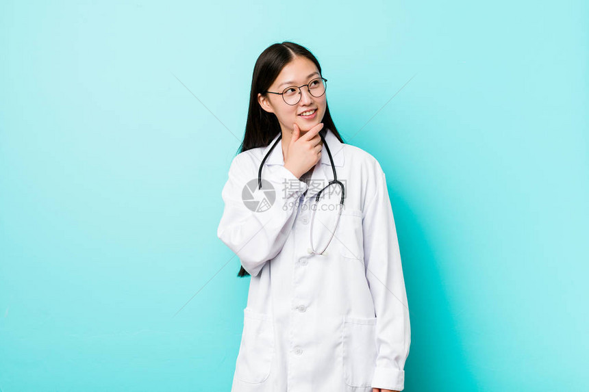 年轻的女医生带着怀疑和怀疑的表情图片