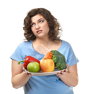 以白色背景的水果和蔬菜为白种背景的超重妇女不高兴图片