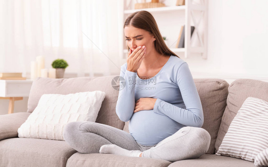 早上生病怀孕女孩在门内库奇的房间里坐着感到不舒服的嘴唇图片
