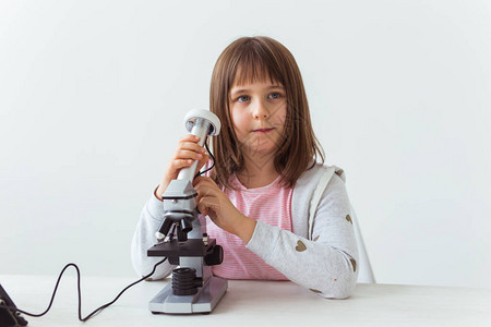 与数字显微镜技术科学和儿童一起做功课的可爱小背景图片