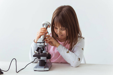 与数字显微镜技术科学和儿童一起做功课的可爱小图片