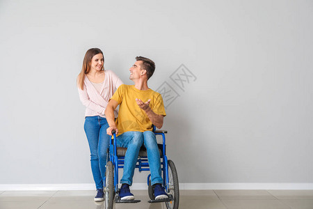 坐在轮椅上的残疾青年男子及其妻图片