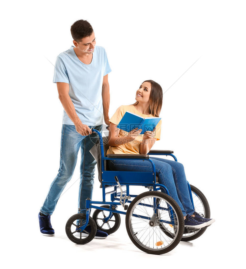 坐在轮椅上的残疾年轻女子和她的丈图片