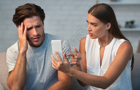 妒忌妻子向她出轨的丈夫展示他的手机背景