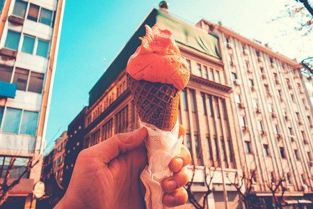 以城市为背景的草莓冰淇淋背景图片