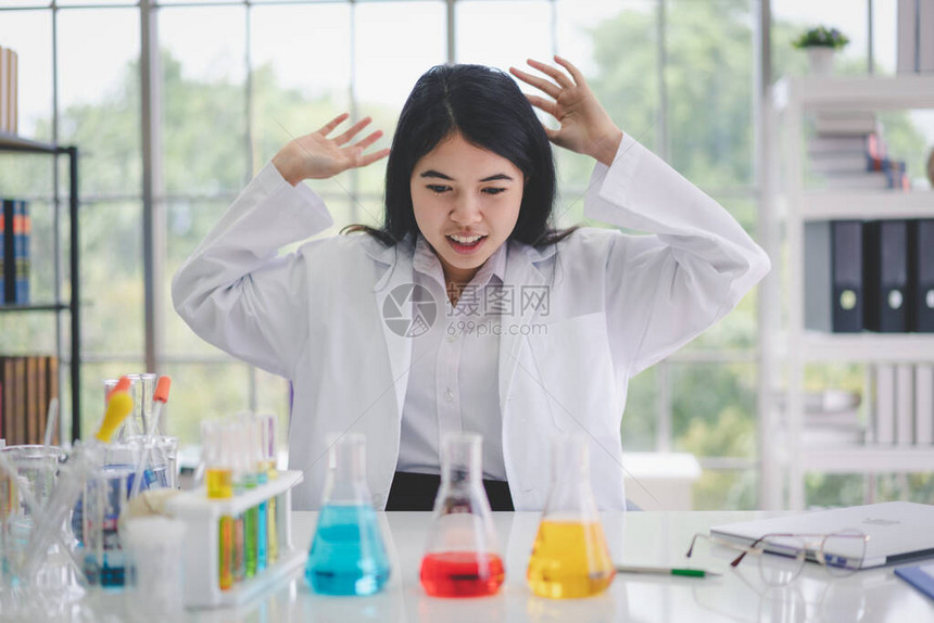 亚洲科学家的肖像在科学室里图片