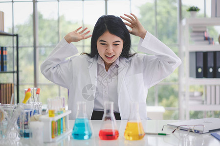 亚洲科学家的肖像在科学室里背景图片