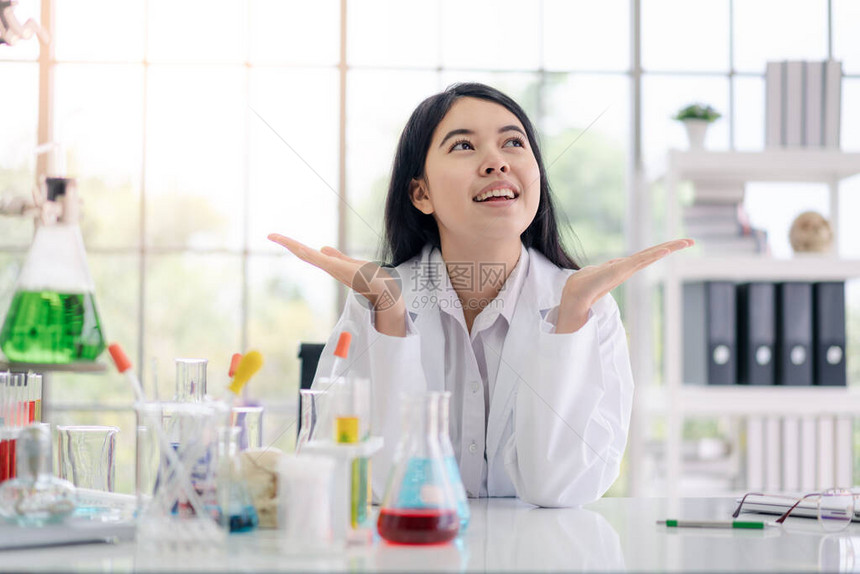 亚洲科学家在科学室的肖像图片
