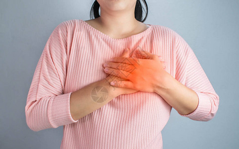 亚洲年轻女患心脏病导致的胸部疼痛图片