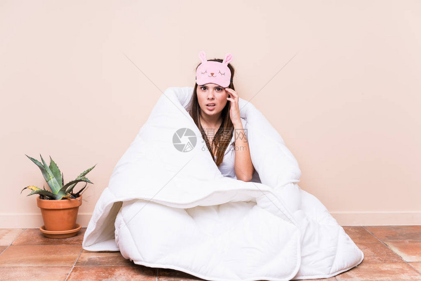 年轻的caucasian女人休息用一件毛衣表现出失望的姿图片
