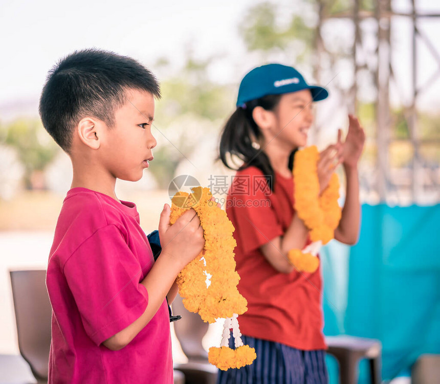 泰国男女儿童与花园一起祈祷图片