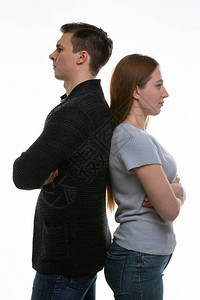 一个男人和一个女人背对着彼此站在一起双臂在图片