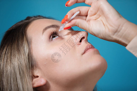 女人滴眼药水治疗疾病图片