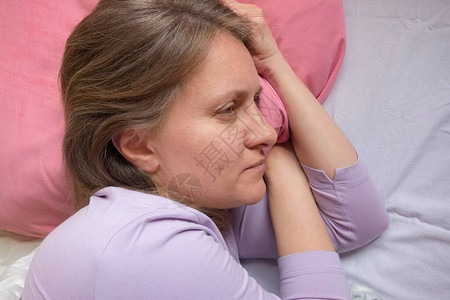 女人的情绪中年40岁白人妇女肖像躺在床上女孩考虑她的生活面部表图片