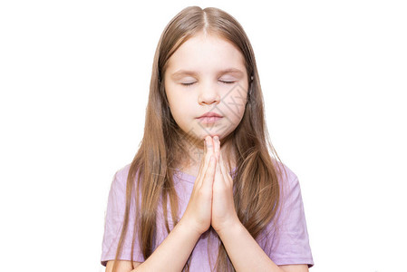 一个小女孩闭着眼睛祷告图片