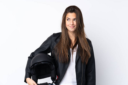 带着摩托车头盔的年轻女人站在孤立的白色背景上图片