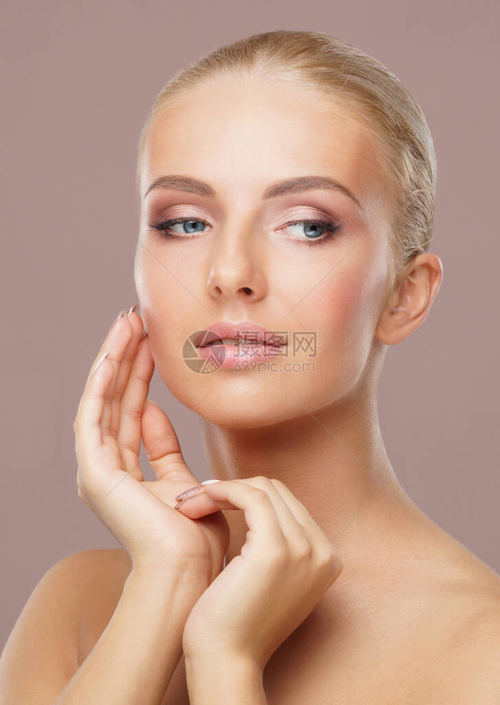 皮肤护理化妆品美容和面部举起概念图片