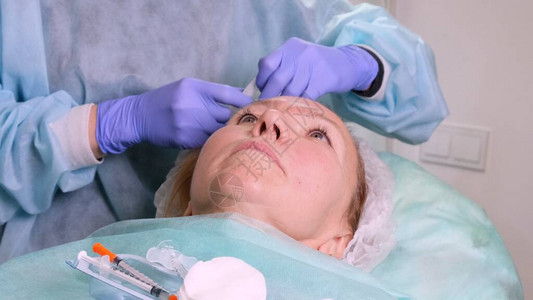 女在化妆品上注射肉毒杆菌图片