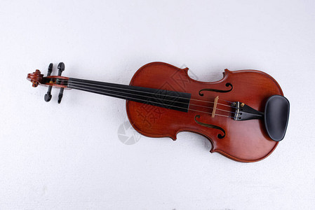 Violin在背景显示字符图片