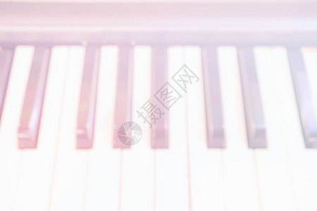 模糊的白钢琴键盘背景图片