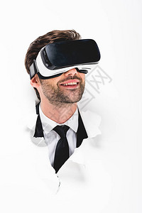 男人在虚拟现实耳机中微笑图片