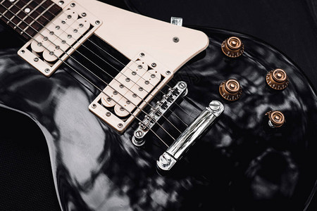 黑白电贝司吉他乐器特写带有吉他部分的时尚静物秃鹰甲板和弦乐图片
