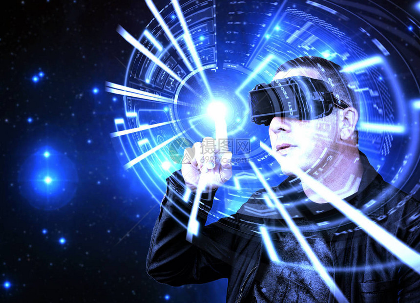 身穿VR虚拟真实耳机的人与蓝色的线人HUD互动图片