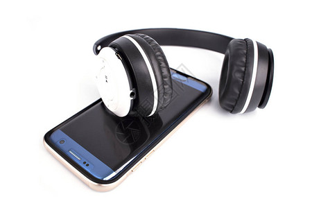 现代耳机无线和智能手机在白色图片