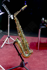 舞台上的萨克斯管铜管乐器爵士音乐图片