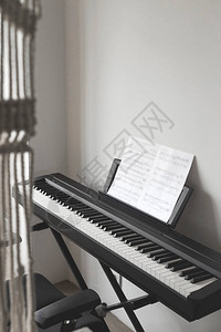 电子钢琴带笔记室内很温馨在家时的H图片