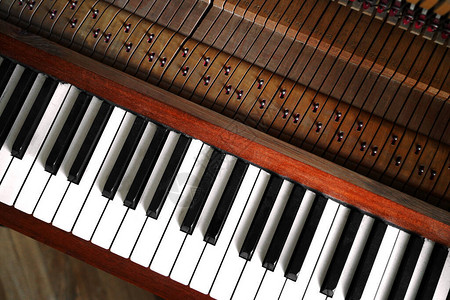 乐器老木钢琴图片