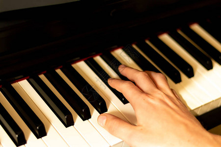 钢琴键上的美丽钢琴演奏图片